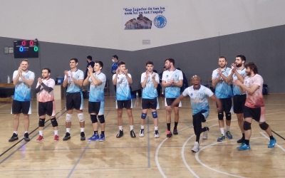 Foto d'equip en la victòria davant del Sant Martí | CNSVolei